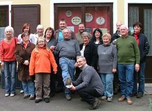 Die Waldsassener und Hohenberger Sozialdemokraten vor dem Naturfreundehaus: Das Wandertempo hielt nicht jede Sohle aus!