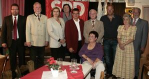 Vorsitzender Wohlrab und Bgm. Thoma zusammen mit den Ehrengästen, den Geehrten, den Neumitgliedern sowie Maria Peschek.