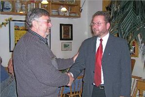 Der scheidende Vorsitzende Berndt Amann gratuliert seinem Nachfolger Hans-Jürgen Wohlrab