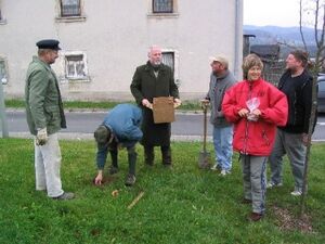 Ein Teil der Helfer, hier in Neuhaus beim Kriegerdenkmal.
