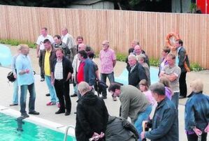 Stefan Klaubert führte die Besucher durch das neue Freibad. Bildquelle: www.frankenpost.de