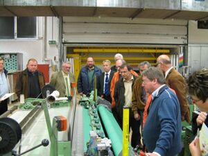 Dieter Schwedt erklärt den Gästen die hohen Produktionsstandards