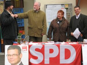 Sie kandidieren für den Bezirkstag: Bettina Bayerl und Ulrich Scharfenberg (rechts)