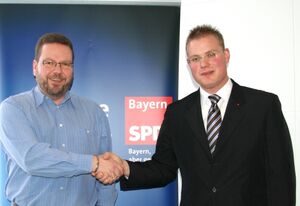 Hohenbergs 2. Bürgermeister Hans-Jürgen Wohlrab gratuliert dem neuen Kreisvorsitzenden zur Wahl