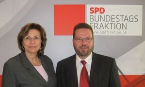 Petra Ernstberger und Hans-Jürgen Wohlrab vor dem Eingang zur SPD-Bundestagsfraktion